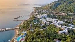 Paläste am Meer: Elitäres Wohnen unter den Klippen