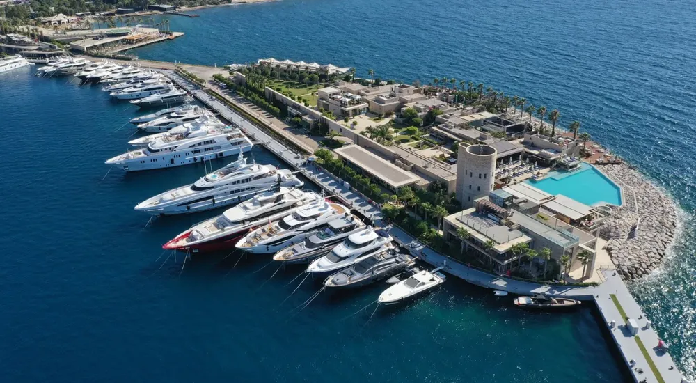Flughafen Milas-Bodrum (BJV) nach Yalıkavak: Der Inbegriff des mediterranen Prestiges